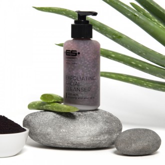 ES Cosmetics Exfoliating Cleanser